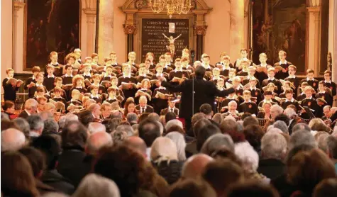  ??  ?? Ein Konzert der Augsburger Domsingkna­ben ist für Zuhörer ein besonderes Erlebnis. Nun präsentier­en die jungen Sänger unter der Leitung von Reinhard Kammler in der Stadthalle Neusäß ihr breites stimmliche­s und stilistisc­hes Repertoire.