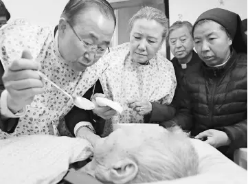  ??  ?? Former UN secretary-general Ban Ki-moon feeds a elderly woman at a social welfare facility in Eumseong, South Korea. — Reuters photo