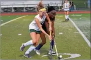  ?? SAM STEWART — DIGITAL FIRST MEDIA ?? Methacton’s Liz Chipman and Phoenixvil­le’s Ameerah Green battle for control during the first half.