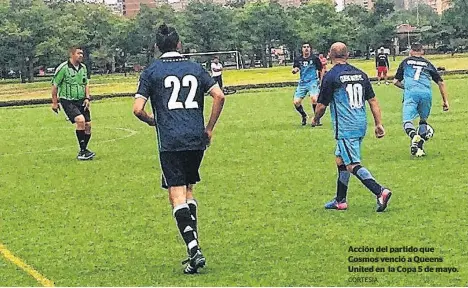  ?? CORTESIA ?? Acción del partido que Cosmos venció a Queens United en la Copa 5 de mayo.