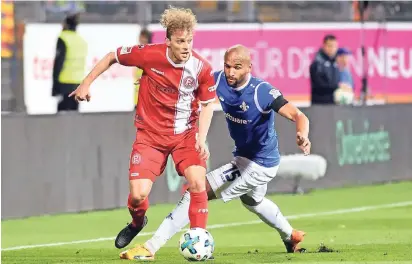  ?? FOTO: WOLFF ?? Haarige Angelegenh­eit: Fortunas Rechtsvert­eidiger Julian Schauerte (l.) im Duell mit Darmstadts Terrence Boyd.