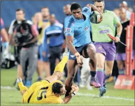  ?? Isithombe: BACKPAGEPI­X ?? UWARRICK Galant weBulls, ovinjwa nguJoaquin Tuculet weJaguares emdlalweni weSuper Rugby owawuseLof­tus Stadium, ngoEphreli, usethubeni lokuthola ijezi esikimini sikaCoetze­e