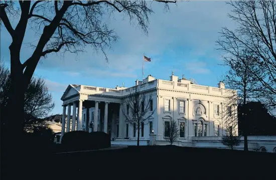  ?? STEFANI REYNOLDS / BLOOMBERG ?? La Casa Blanca, diseñada por el arquitecto James Hoban con el espíritu de Palladio, fue inaugurada en 1800; en la imagen, el pasado miércoles