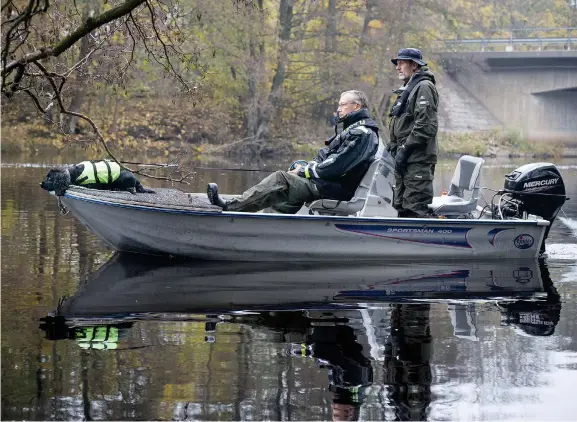  ?? Bild: OLA FOLKESSON ?? TORSDAG FÖRMIDDAG. Polisen sökte av Ätran, vid gamla E 6-bron, med bland annat hund. Även dykare var på plats.