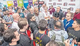  ?? CHRISTIAN ANGUIANO BODYARMOR ?? Kobe Bryant draws a crowd to the Bodyarmor booth at the convenienc­e-store trade show in Las Vegas.