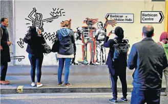  ?? PETER NICHOLLS/REUTERS ?? Banksy. Traços do misterioso grafiteiro são vistos em roteiro londrino de arte de rua