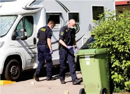  ?? Bild: Håkan Johansson ?? Natten till den 11 juli smällde någon av en hemmagjord sprängladd­ning under en bil utanför en bostad i Ullared. Polisens tekniker var snabbt på plats.