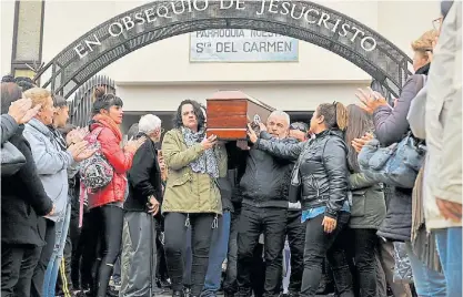  ??  ?? Sepelio. A la despedida de Luquin fueron muchos vecinos, consternad­os por la noticia de su asesinato.