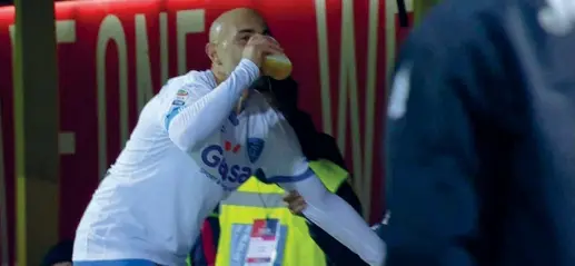  ??  ?? Big Mac e birra Massimo Maccarone, 36 anni, ha festeggiat­o il gol segnato a Bologna nell’ultimo turno di campionato andando a bere un sorso di birra a bordo campo