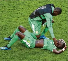  ?? Foto: Fabrice Coffrini, afp ?? Am Boden: Nur wegen der Fair Play Wertung scheidet der Senegal (auf dem Rasen Idrissa Gana) aus dem WM Turnier aus.