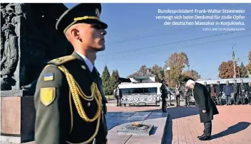  ?? FOTO: BRITTA PEDERSEN/DPA ?? Bundespräs­ident Frank-walter Steinmeier verneigt sich beim Denkmal für zivile Opfer der deutschen Massaker in Korjukiwka.