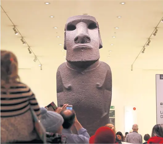  ?? Reuters ?? Diese Skulptur im British Museum wurde 1868 auf den Osterinsel­n von britischen Seeleuten geraubt.