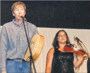  ?? SALLY COLE/THE GUARDIAN ?? Eddy Quinn introduces fiddler Sheila MacKenzie, a founding member of Fiddlers’ Sons.