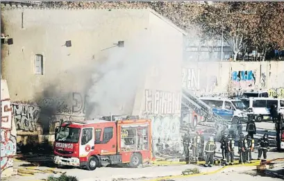  ?? LLIBERT TEIXIDÓ ?? Los bomberos, que actuaron con diez dotaciones, rescataron a cuatro personas de las llamas