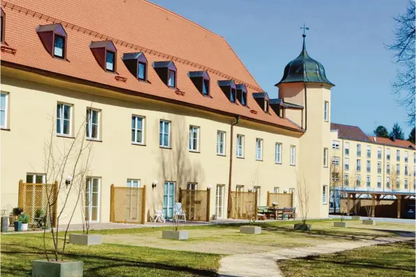  ?? Fotos: Peter Stöbich ?? Das Meringer Schloss strahlt wieder im urspünglic­hen Glanz. Wie erleben die neuen Bewohner ihren ersten Frühling dort?