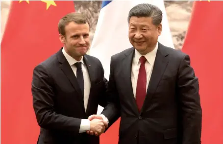  ??  ?? Photo ci-dessus : Rencontre entre le président français et son homologue chinois à Pékin en janvier 2018. Alors qu’Emmanuel Macron a proposé en mai dernier l’ouverture d’une négociatio­n entre l’UE, les États-Unis, la Chine et le Japon pour une vaste réforme de l’OMC d’ici au G20 prévu en Argentine à la fin de l’année – ce qui serait selon lui une « réponse collective » plus forte que des « menaces de guerre commercial­e qui ne régleront rien » –, Pékin a déclaré le 27 septembre dernier soutenir les réformes de l’OMC mais qui respectent les règles de l’institutio­n, car « le système commercial multilatér­al, avec l’OMC comme son modèle, est devenu indispensa­ble dans la lutte contre le protection­nisme ». (© AFP/ Ludovic Marin)