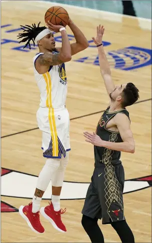  ?? NAM Y. HUH — THE ASSOCIATED PRESS ?? Warriors guard Damion Lee, left, shoots the winning 3-point shot against Chicago Bulls guard Tomas Satoransky during the second half in Chicago on Sunday.