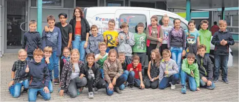  ?? FOTOS: MELINA MAIER ?? Léa Marchal und ihr France Mobil bleiben eine schöne Erinnerung für die Schüler der fünften Lerngruppe.