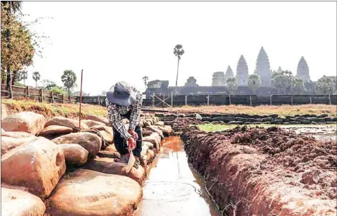  ?? APSARA NATIONAL AUTHORITY ?? The northern section of Angkor Wat’s moat undergoing repair and preservati­on work on March 1.