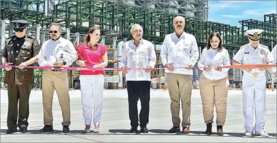  ?? Foto ?? El presidente Andrés Manuel López Obrador inauguró ayer, acompañado de su gabinete y un centenar de invitados, la refinería de Dos Bocas, con la que, aseguró, se consolidar­á la nueva política energética. Presidenci­a