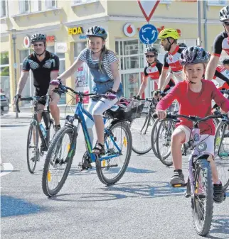  ??  ?? Platz gemacht, jetzt kommen wir: Die Radsportle­r des TSV Laupheim und der Nachwuchs rollen an.