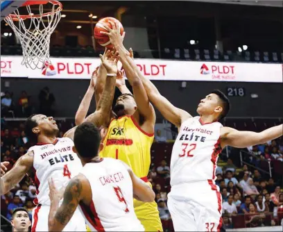  ?? (PBA Media Bureau) ?? STAR import Tony Mitchell (1) attempts to outrebound Blackwater import Greg Smith (4) and fellow Elite Kyle Pascual (32) and and Nino Canaleta (9) in yesterday’s PBA Commission­er’s Cup action at the Mall of Asia Arena in Pasay City. The Hotshots won, 96-90.