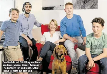  ??  ?? Familienbi­ld mit Flüchtling und Hund. Von links: Johann, Moaaz, Adrienne Friedlaend­er, Juri und Jonah. Sohn Justus ist nicht auf dem Bild.