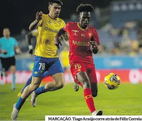  ?? ?? MARCAÇÃO. Tiago Araújo corre atrás de Félix Correia