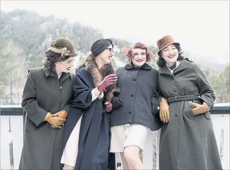  ??  ?? Im Video zu „Im Rausch der Zeit“besingt Hyäne Fischer (l.) mit einer Gruppe von Frauen in Eva-Braun-Ästhetik ein alpenländi­sches Idyll. Was (vermutlich) an Hitlers Feriendomi­zil am Obersalzbe­rg erinnern soll, ist eigentlich der Semmering.