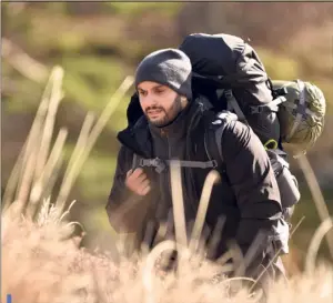  ??  ?? Malik Bentalha : « La première nuit a été la plus dure. Je n’ai pas l’habitude de marcher, le sac était très lourd. Et je m’attendais à trouver un chalet majestueux… ».