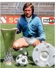  ??  ?? Heynckes mit Meistersch­ale und Uefa-Pokal aus der Saison 1974/75.