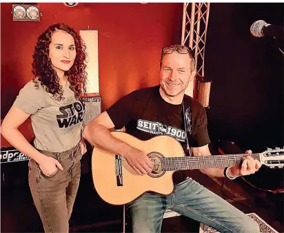  ?? FOTO: MEHRRA SOLH ?? Mehrra Solh und Carson Blue lernten sich bei einer Session in Solingen kennen und jammten gemeinsam. Von Beginn an harmoniert­en die beiden bestens.