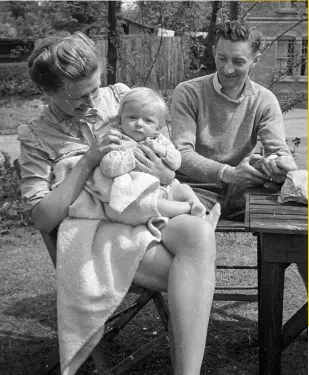  ??  ?? BELOW After racing for GB, Eileen Gray campaigned doggedly to promote women’s cycling. Here she meets husband and baby for lunch while cycle touring in 1948