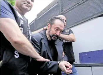  ?? GETTY ?? Polizisten führen den Sektenführ­er Adnan Oktar ab.