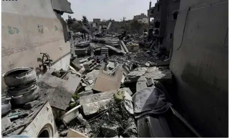  ?? ?? Gaza: A view of damaged building at Maghazi refugee camp after Israeli attack in Deir al-Balah.