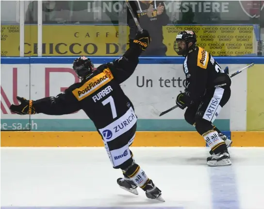  ?? TI-PRESS/GIANINAZZI ?? Reuille inseguito da Furrer dopo il gol che vale altri tre punti. ‘Avessi potuto, avrei fatto quattro giri di pista’