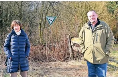  ?? FOTO: JÜRGEN MOLL ?? Ursula Bauer und René Kaleck sind über die geplante Bebauung der Stadt im Eifgental verärgert. Die Natur soll Natur bleiben.