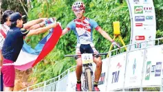  ??  ?? GOLDEN RIDE: Mohd Faizikry Jumah flies the Sabah flag after his gold effort in the men’s Cross-Country 1.5Hr final yesterday. - Photo courtesy of Desmond Qwek.