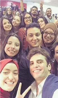  ??  ?? En acción. Jaziri, con jóvenes compatriot­as en Túnez