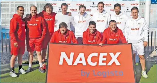  ?? ?? Los participan­tes del ‘Desafío Nacex Madrid-Barça’ posan antes de competir en un torneo de pádel.