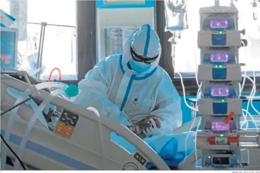  ?? MARCIAL GUILLÉN / EFE ?? Una enfermera atiende a un paciente ingresado por Covid-19 en la UCI del Hospital Morales Meseguer, de Murcia.