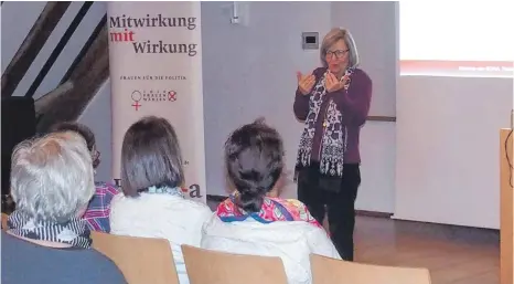  ?? FOTO: GUDRUN SCHÄFER-BURMEISTER ?? Sabine Schlager spricht in der Teuringer Mühle über ihre Aufgaben alls Tübinger Gemeinderä­tin.