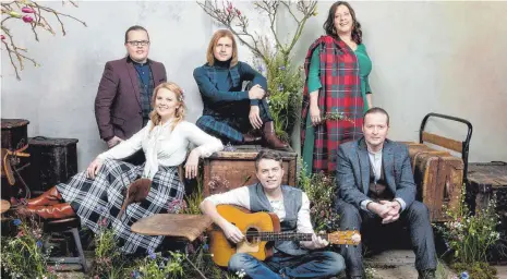  ?? FOTO: HELEN SOBIRALSKI ?? Angelo, Jimmy, Joey, John, Kathy, und Patricia Kelly sowie Gründungsm­itglied Paul Kelly stehen in Dornbirn auf der Bühne.