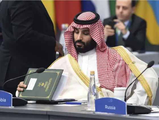  ?? FOTO: LEHTIKUVA-AFP/SAUL LOEB ?? Kronprins Mohammed bin Salman lyssnar till argentinsk­a presidente­n Mauricio Macris öppningsan­förande under G20-mötet.