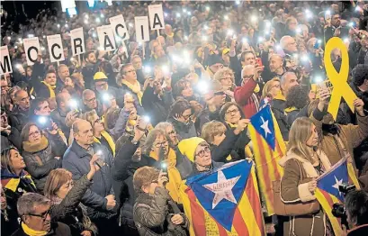  ?? AP ?? Manifestac­ión. Militantes a favor de la independen­cia catalana marcharon el martes en Barcelona.