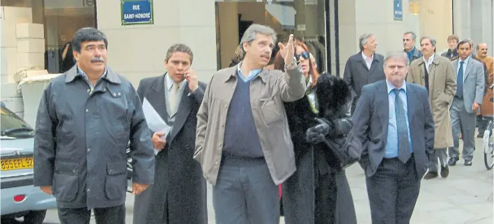  ??  ?? Viejos conocidos. Alberto Fernández y Cristina Kirchner, en París, en 2005, junto a Zannini y a Fabián Gutiérrez, el hombre que fue asesinado ayer en El Calafate.