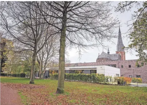  ?? RP-ARCHIV: THOMAS LAMMERTZ ?? Im Schatten der Kirche, umgeben von Grün: Ein Unbekannte­r hat versucht, Kinder vom Gelände der St.-Gertrudis-Kita in Bockum wegzulocke­n. Wie werden die Kinder, wie die Eltern damit fertig? Eine Antwort: Angst vorm bösen Mann einimpfen ist der falsche Weg.