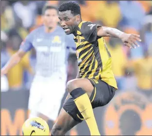  ??  ?? OWAYENGUMG­ADLI weKaizer Chiefs, uSithembis­o Ngcobo, washaya into ecokeme ngesikhath­i bebhekene ne-Orlando Pirates kowamanqam­u weTelkom Knockout ngo-2010