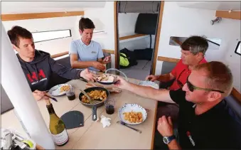  ??  ?? La table forme un carré convivial, c’est le cas de le dire, d’un peu plus d’un mètre de côté. Vue sur mer garantie, même par les hublots de coque avant grâce aux ouvertures pratiquées dans la cloison.