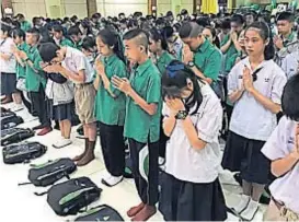  ?? (AP) ?? Oración. En una escuela de Tailandia, por la salud de los jóvenes.